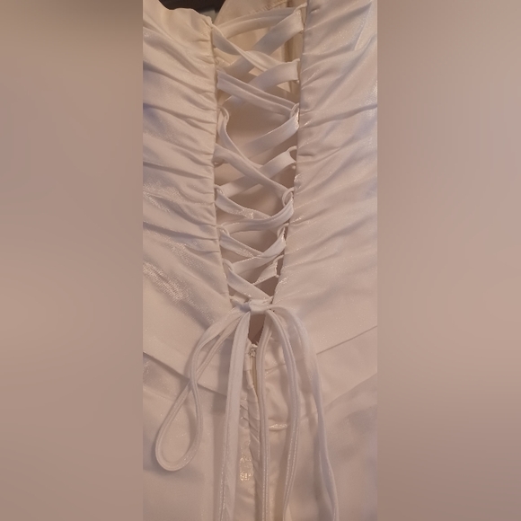 Wedding dress  size 8/6. Marked 8 Lace up back. - Picture 8 of 11